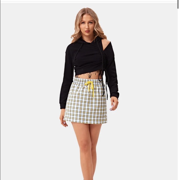 HALARA Dresses & Skirts - NWT Halara Size L Drawstring, High-waisted Mini Skirt!